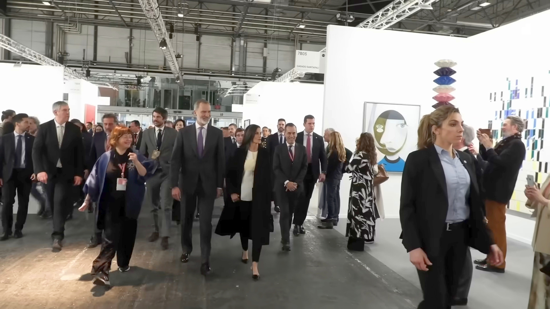 During the opening day of ARCO 2024, the ART GOMA Stand was one of those chosen for the visit route of the King of Spain, Felipe VI, who showed interest in cultural promotion in the Canary Islands.