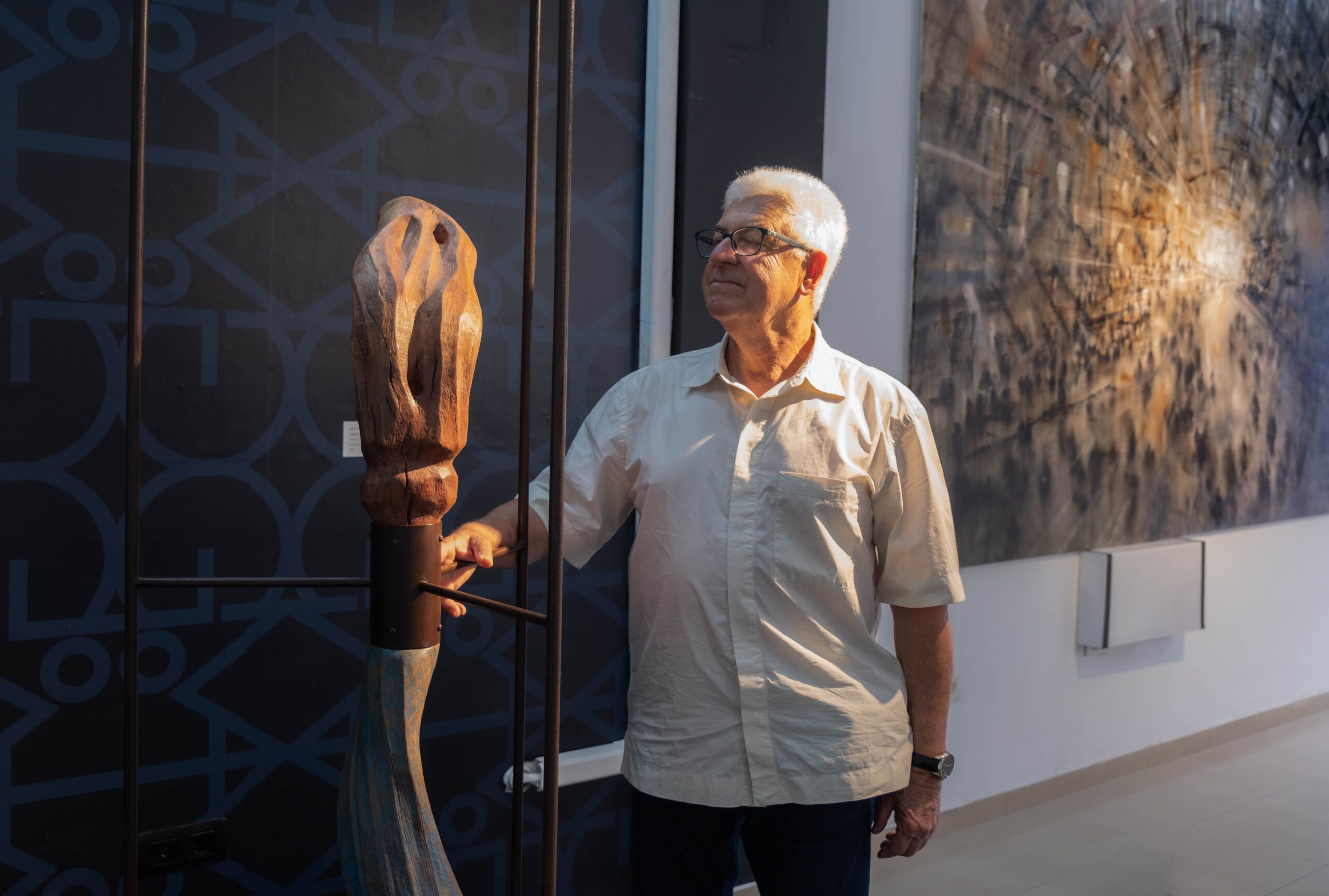 Exposición en GoMA Tenerife, donde tres artistas canarios exploran la relación entre naturaleza, geometría y filosofía 4 Artista al lado de su obra