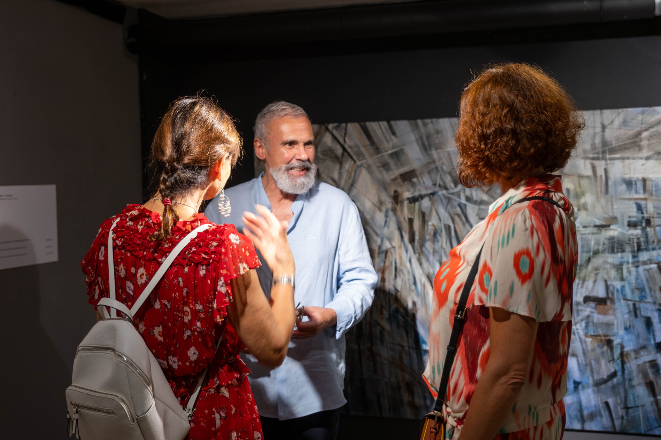 Exposición en GoMA Tenerife, donde tres artistas canarios exploran la relación entre naturaleza, geometría y filosofía 2 Artista Roberto Batista conversando con invitados
