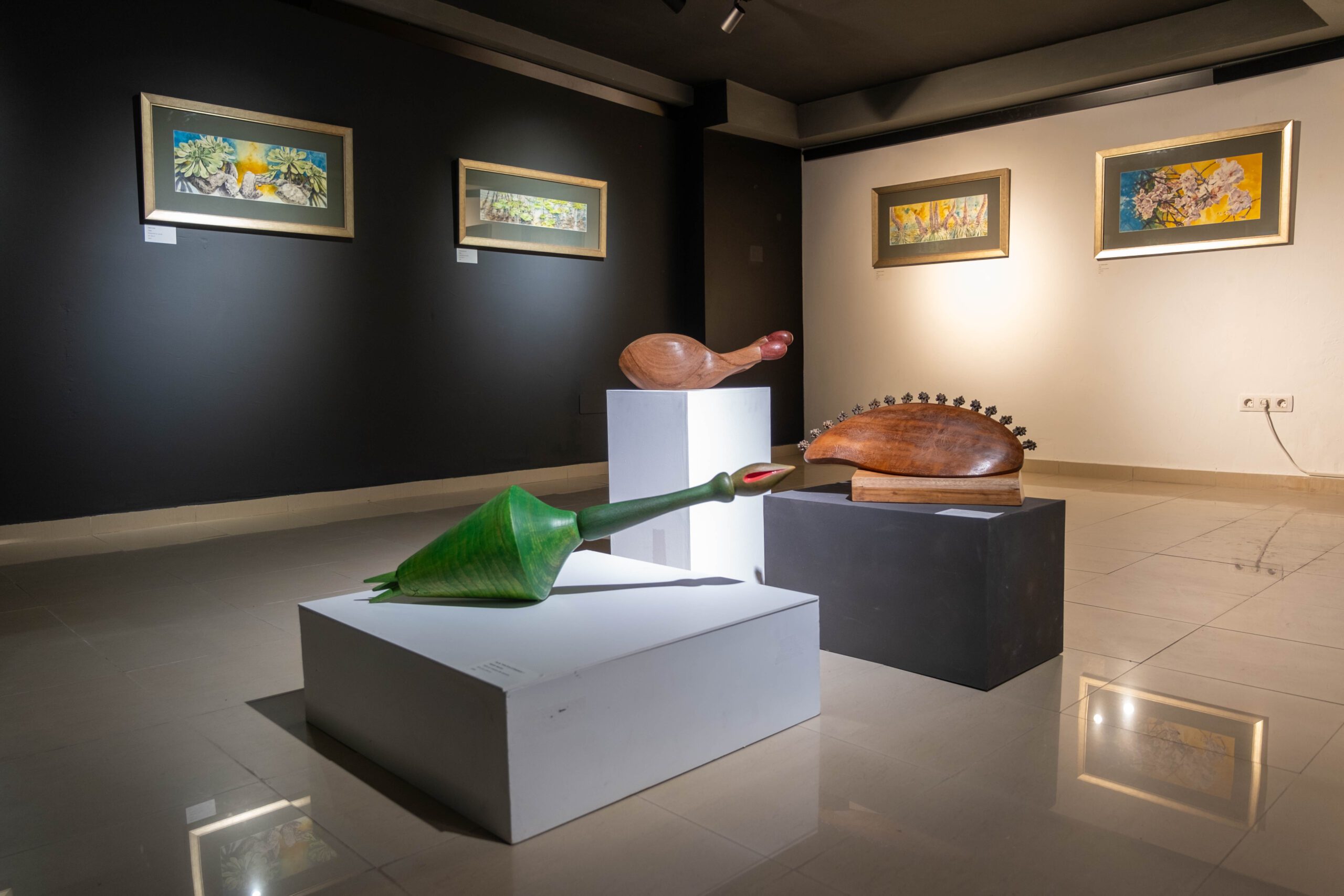 Exposición en GoMA Tenerife, donde tres artistas canarios exploran la relación entre naturaleza, geometría y filosofía 3 Sala con cuadros y esulturas