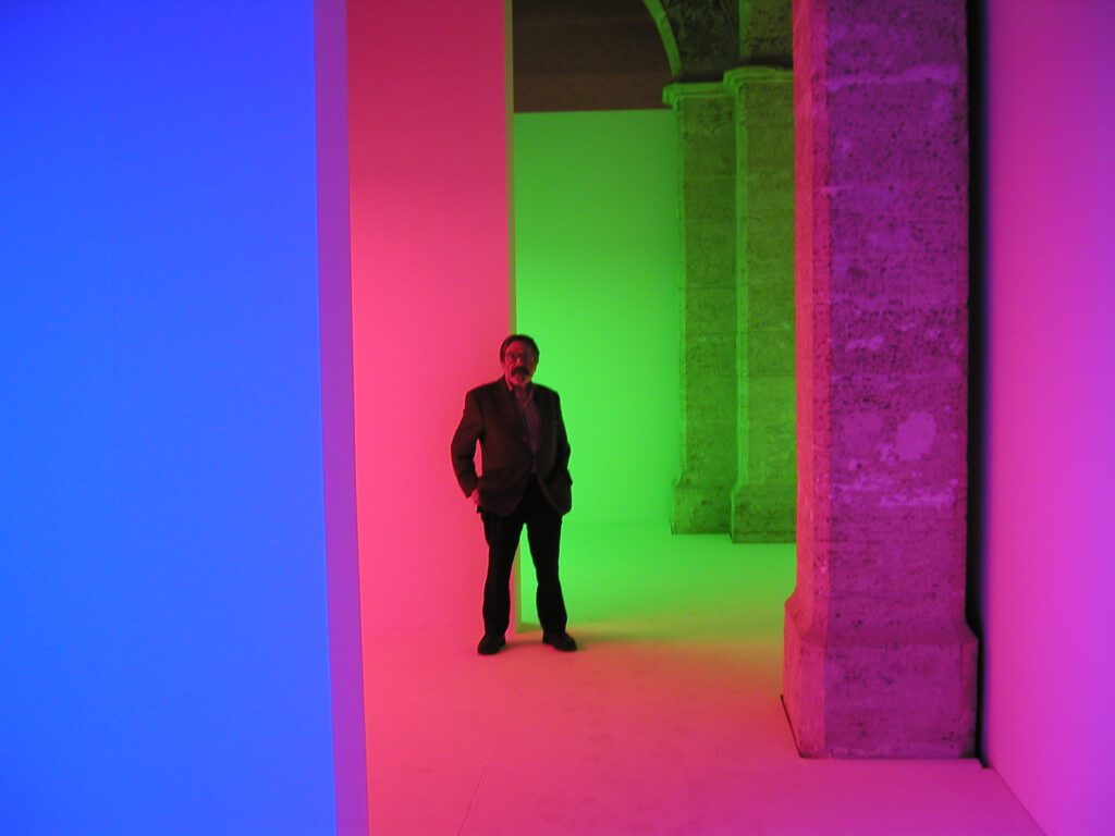Carlos Cruz-Diez en la Cromosaturación durante la exposición "Carlos Cruz-Diez. De lo participativo a lo interactivo. Otra noción del color", l'Almodí, Valencia, España, 2003 (photo)